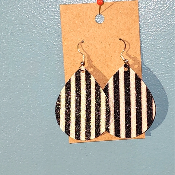 Teardrop Shaped handmade earrings - Black and white stripe with shimmery glitter - Picture 3 of 6